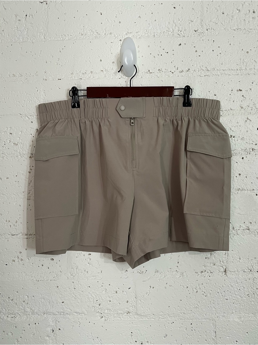 Avia Womens Athletic Shorts XL 16-18 Tan Cargo Elastic Waistband Flap Pockets